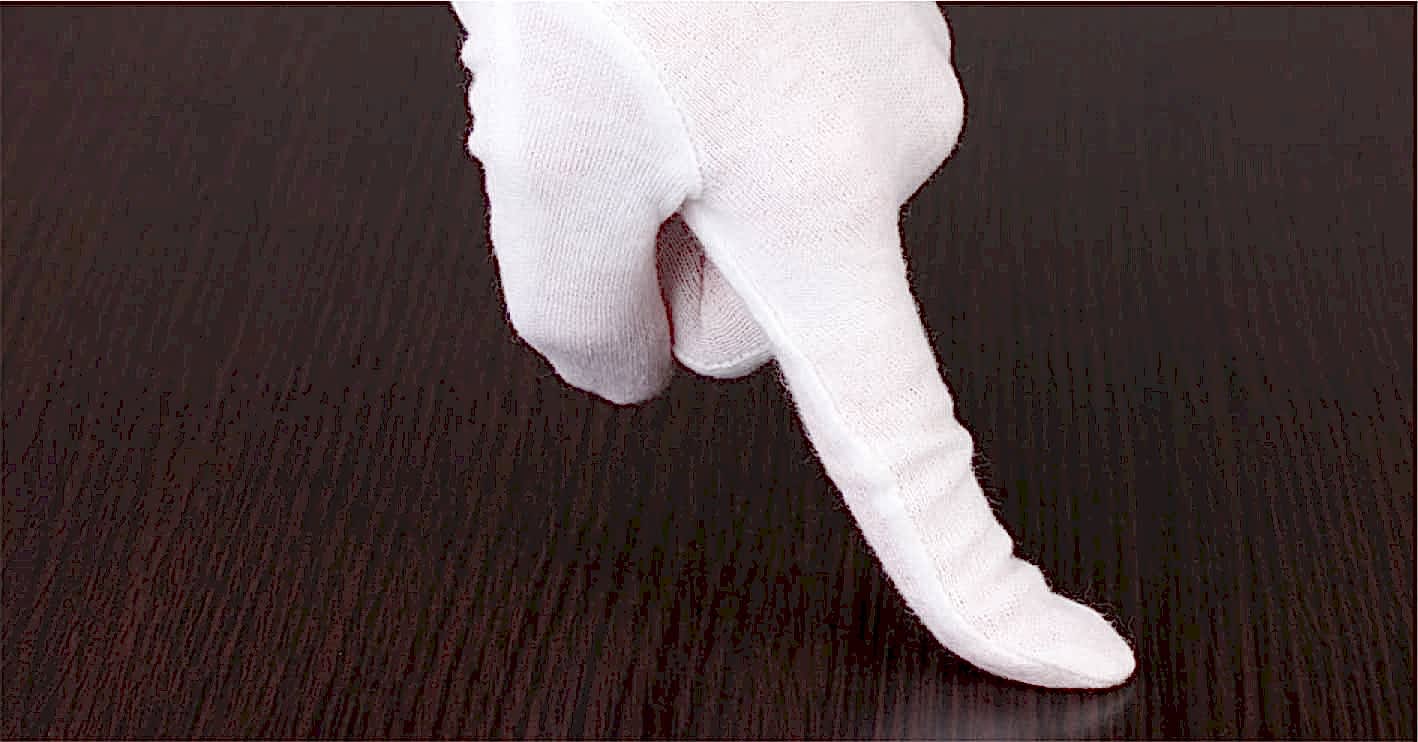 Рука в перчатке проверяет пыль