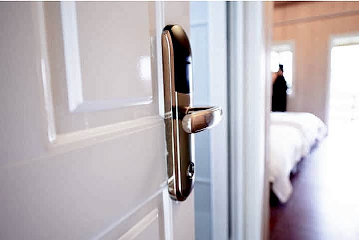 Дверь с ручкой в спальню