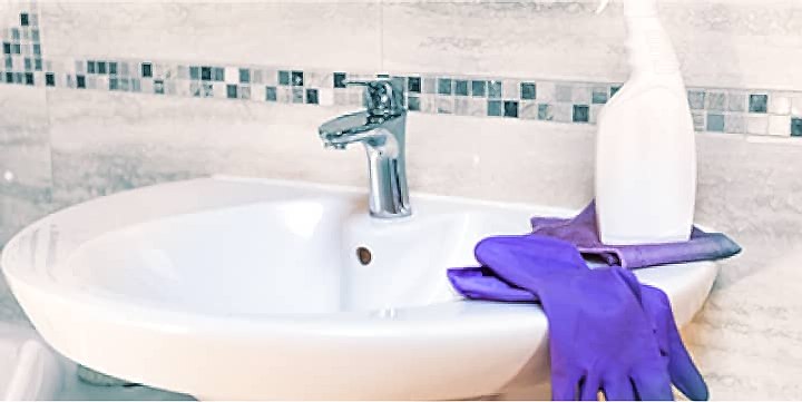 Раковина с перчатками и моющем средством